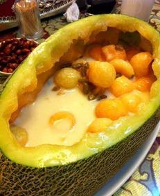 吃哈密瓜球,夏日清凉美食新体验