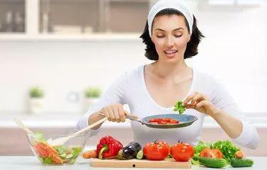 老公爬上厨房吃瓜,老公爬上餐桌的温馨一幕