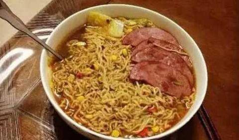 吃瓜魏淑芬吃泡面,吃瓜群众的味蕾盛宴