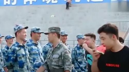 新生军训师兄吃瓜,揭秘新生军训那些事儿