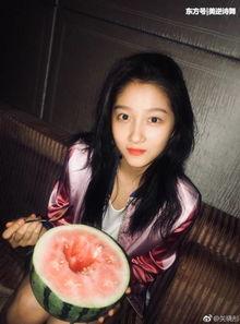 夏天吃瓜的明星